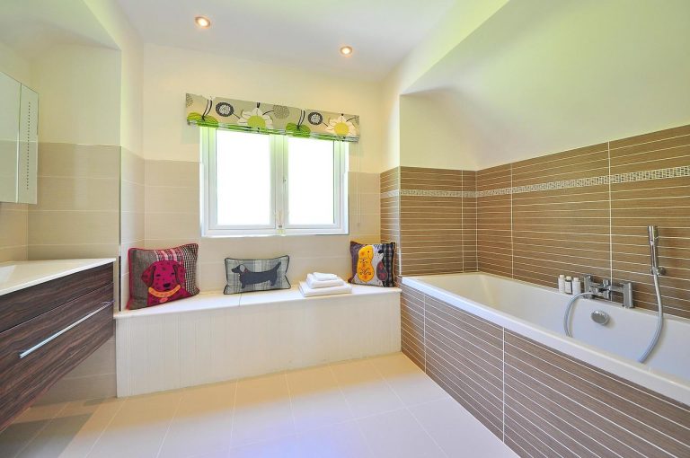 Over ons Modern badkamerontwerp met solid surfaces in minimalistisch design met gladde afwerking en strakke lijnen